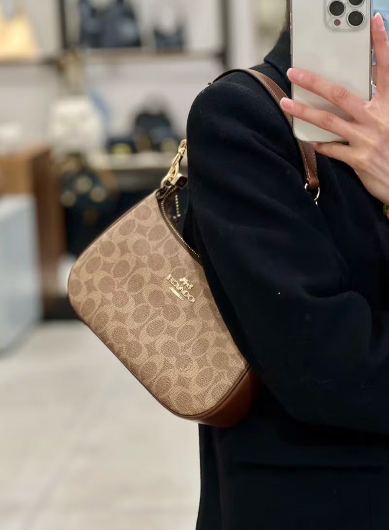 كوتش اوت ليت شنطة كوتش حقيبة كتف تيري بشعار كلاسيكي، حقيبة كروس بودي، حقيبة يد - Image 2